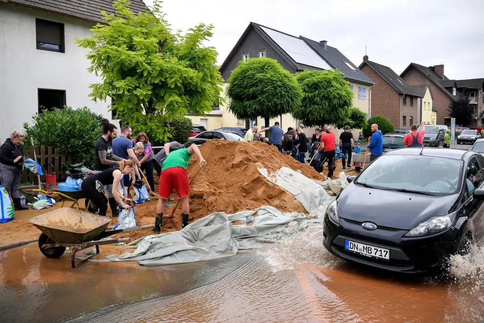 Erftstadt (Germany), 17/07/2021.- Residents fill sandbags against threat of flooding in Erftstadt Dirmerzheim, Germany, 17 July 2021. Large parts of Western Germany were hit by heavy, continuous rain in the night of 14 July, resulting in local flash floods that destroyed buildings and swept away cars. (Inundaciones, Alemania) EFE/EPA/SASCHA STEINBACH Thunderstorms with heavy rain hit Germany