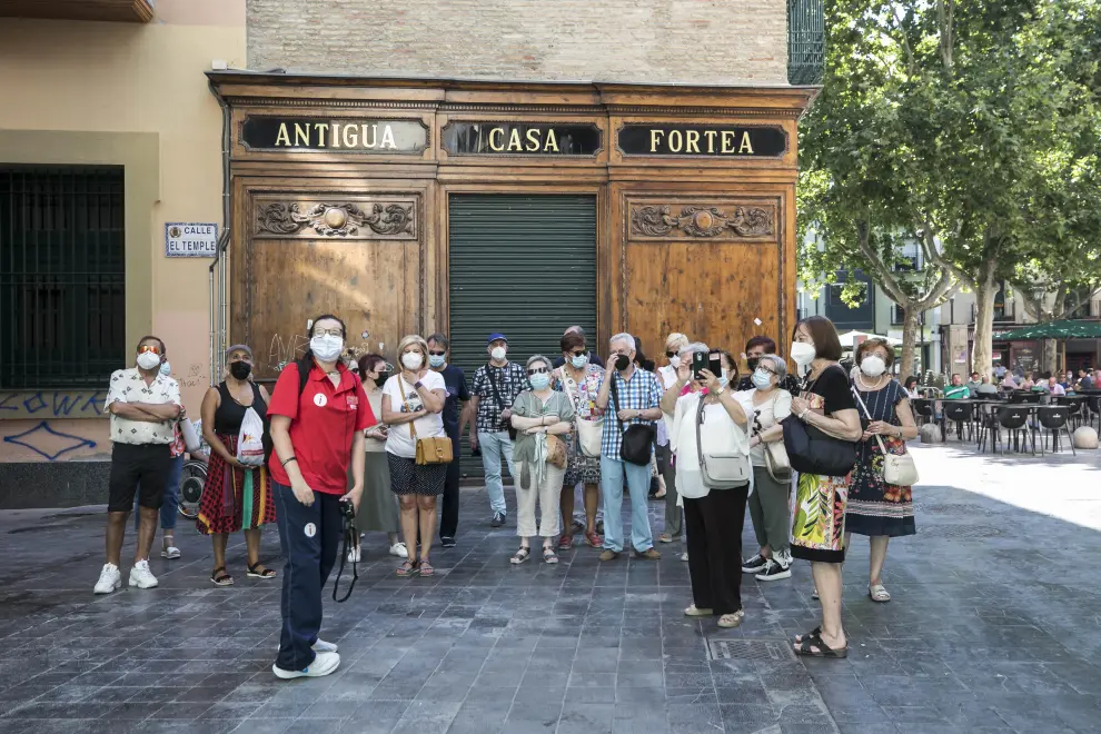Una veintena de zaragozanos participan en un recorrido turístico por las calles del Casco Histórico.