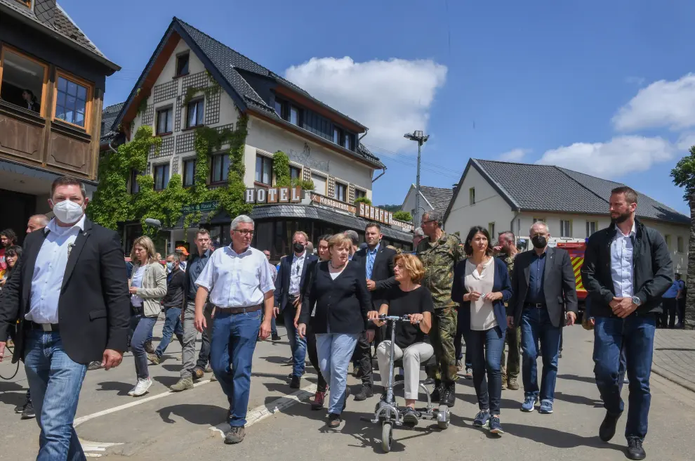 Schuld (Germany), 18/07/2021.- German Chancellor Angela Merkel (2-R) and Rhineland-Palatinate State Premier Malu Dreyer (R) talk to residents during their visit in the flood-ravaged village of Schuld near Bad Neuenahr-Ahrweiler, western Germany, 18 July 2021. After days of extreme downpours causing devastating floods in Germany and other parts of western Europe the death toll has risen to 156 in Germany, police said 18 July, bringing the total to at least 183 fatalities from the disaster in western Europe. (Inundaciones, Alemania) EFE/EPA/CHRISTOF STACHE / POOL Flooding in Germany