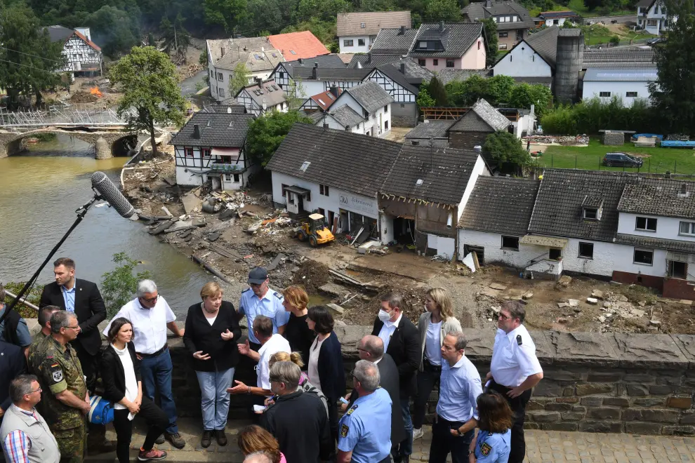 German Chancellor Angela Merkel and Rhineland-Palatinate State Premier Malu Dreyer hold a news conference in the flood-ravaged village of Schuld, near Bad Neuenahr-Ahrweiler, Rhineland-Palatinate state, Germany, July 18, 2021. REUTERS/Wolfgang Rattay[[[REUTERS VOCENTO]]] EUROPE-WEATHER/GERMANY MERKEL