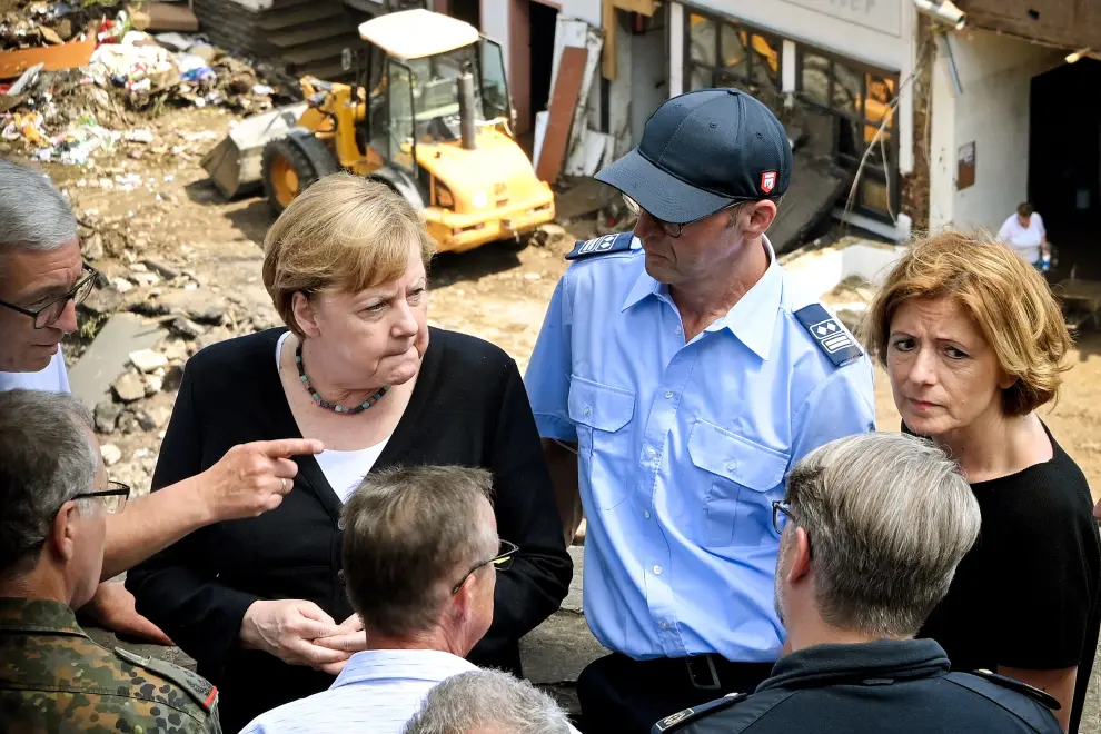 German Chancellor Angela Merkel drinks during a news conference in the flood-ravaged village of Schuld, near Bad Neuenahr-Ahrweiler, Rhineland-Palatinate state, Germany, July 18, 2021. REUTERS/Wolfgang Rattay[[[REUTERS VOCENTO]]] EUROPE-WEATHER/GERMANY MERKEL