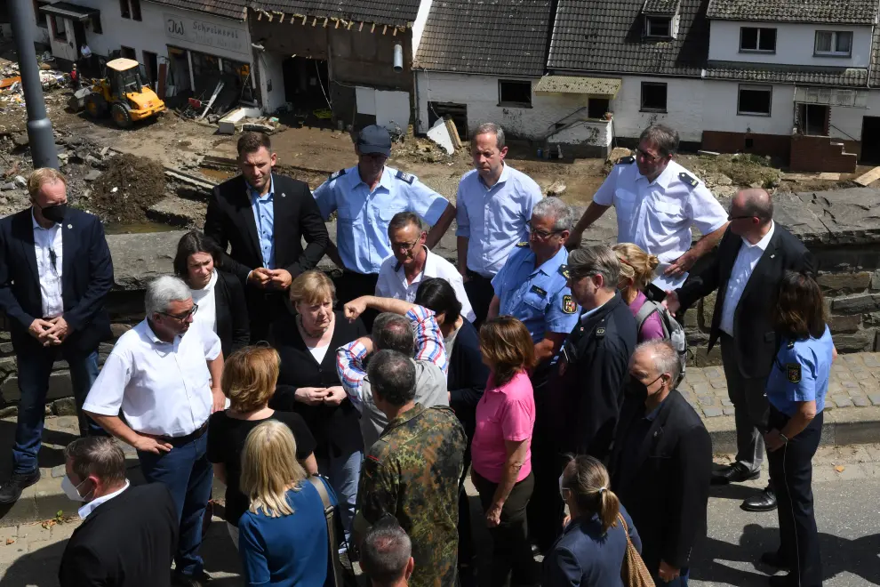 Schuld (Germany), 18/07/2021.- German Chancellor Angela Merkel (2-L) and Rhineland-Palatinate Premier Malu Dreyer (R) inspect the damage after heavy flooding of the river Ahr caused severe destruction in the village of Schuld, Ahrweiler district, Germany, 18 July 2021. Large parts of western Germany were hit by heavy, continuous rain in the night to 15 July, resulting in local flash floods that destroyed buildings and swept away cars, killing dozens of people, while several were still missing. (Inundaciones, Alemania) EFE/EPA/SASCHA STEINBACH German Chancellor Merkel visits flood affected areas