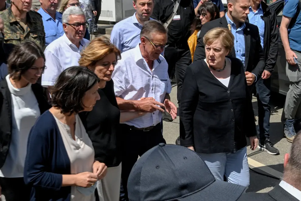 Schuld (Germany), 18/07/2021.- German Chancellor Angela Merkel (R) and Rhineland-Palatinate Prime Minister Malu Dreyer (2-L) arrive for their visit to get an overview of the damage after heavy flooding of the river Ahr caused severe destruction in the village of Schuld, Ahrweiler district, Germany, 18 July 2021. Large parts of western Germany were hit by heavy, continuous rain in the night to 15 July, resulting in local flash floods that destroyed buildings and swept away cars, killing dozens of people, while several were still missing. (Inundaciones, Alemania) EFE/EPA/SASCHA STEINBACH German Chancellor Merkel visits flood affected areas