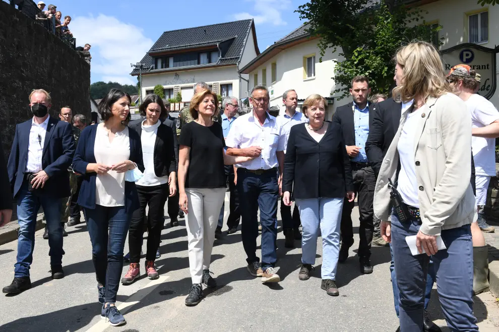 Schuld (Germany), 18/07/2021.- German Chancellor Angela Merkel (3-L, 1st row) and Rhineland-Palatinate State Premier Malu Dreyer (5-L, 1st row) speak to people as they inspect the damage after heavy flooding of the river Ahr caused severe destruction in the village of Schuld, Ahrweiler district, Germany, 18 July 2021. Large parts of western Germany were hit by heavy, continuous rain in the night to 15 July, resulting in local flash floods that destroyed buildings and swept away cars, killing dozens of people, while several were still missing. (Inundaciones, Alemania) EFE/EPA/CHRISTOF STACHE / POOL German Chancellor Merkel visits flood affected areas