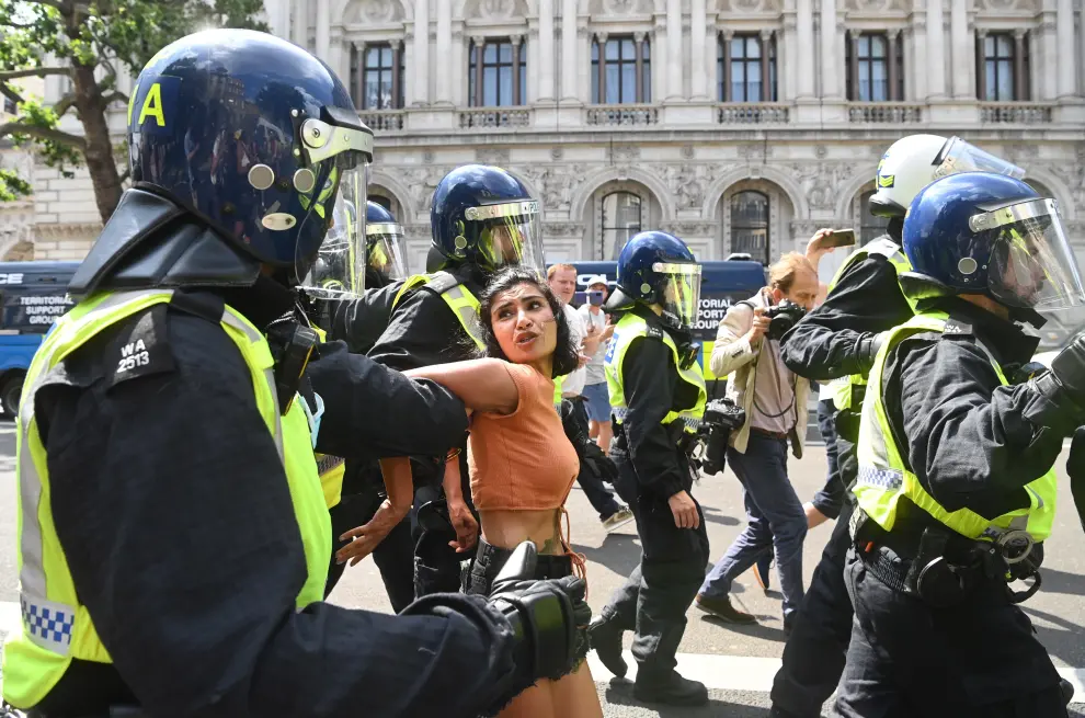 London (United Kingdom), 19/07/2021.- Demonstrators scuffle with police during an anti lockdown protest in Parliament square in London, Britain, 19 July 2021. The British Prime Minister, Boris Johnson is self isolating in Chequers during what has been dubbed as 'freedom day' after England lifted many of its remaining COVID-19 restrictions on 19 July. (Protestas, Reino Unido, Londres) EFE/EPA/FACUNDO ARRIZABALAGA Freedom Day in England, as many COVID-19 restrictions are lifted