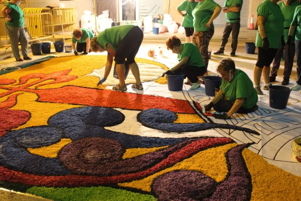 Una quincena de alfombristas tamaritanas han invertido cinco horas para elaborarla con viruta tintada.