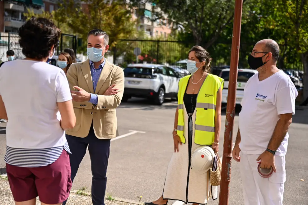 El concejal de Urbanismo, Víctor Serrano, ha visitado este martes las obras de renovación del CEIP Río Ebro.