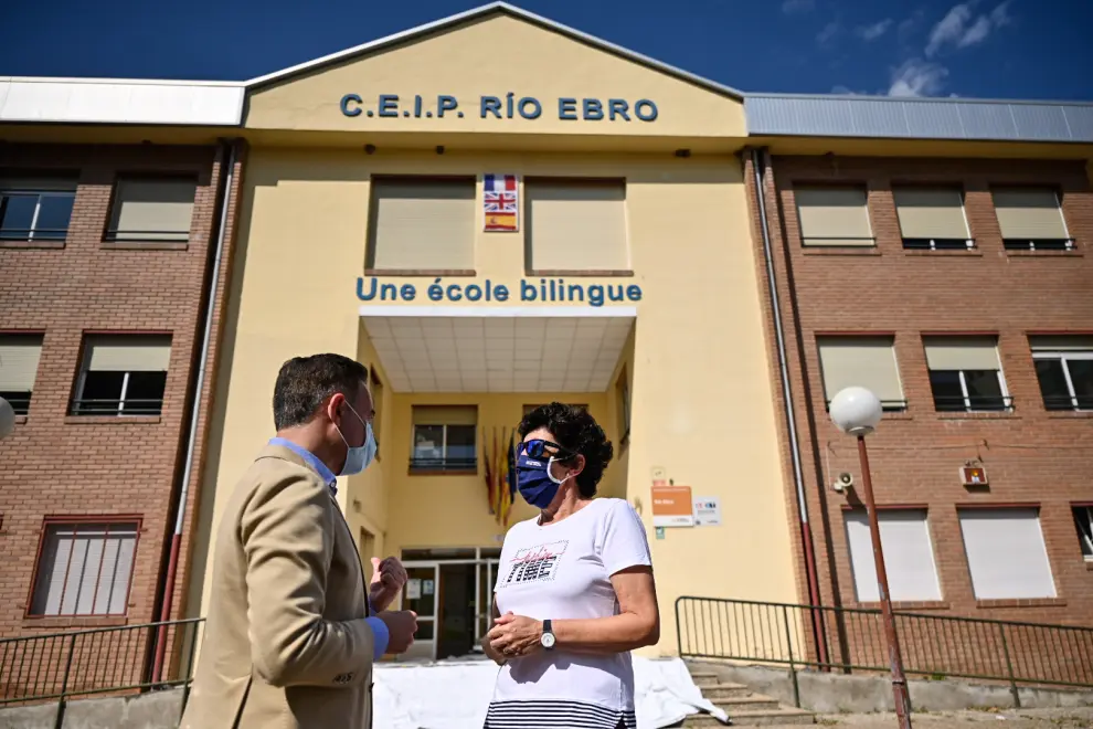 El concejal de Urbanismo, Víctor Serrano, ha visitado este martes las obras de renovación del CEIP Río Ebro.