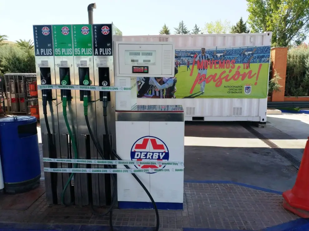 Guardia Civil precinta una gasolinera vinculada al presidente del Badajoz