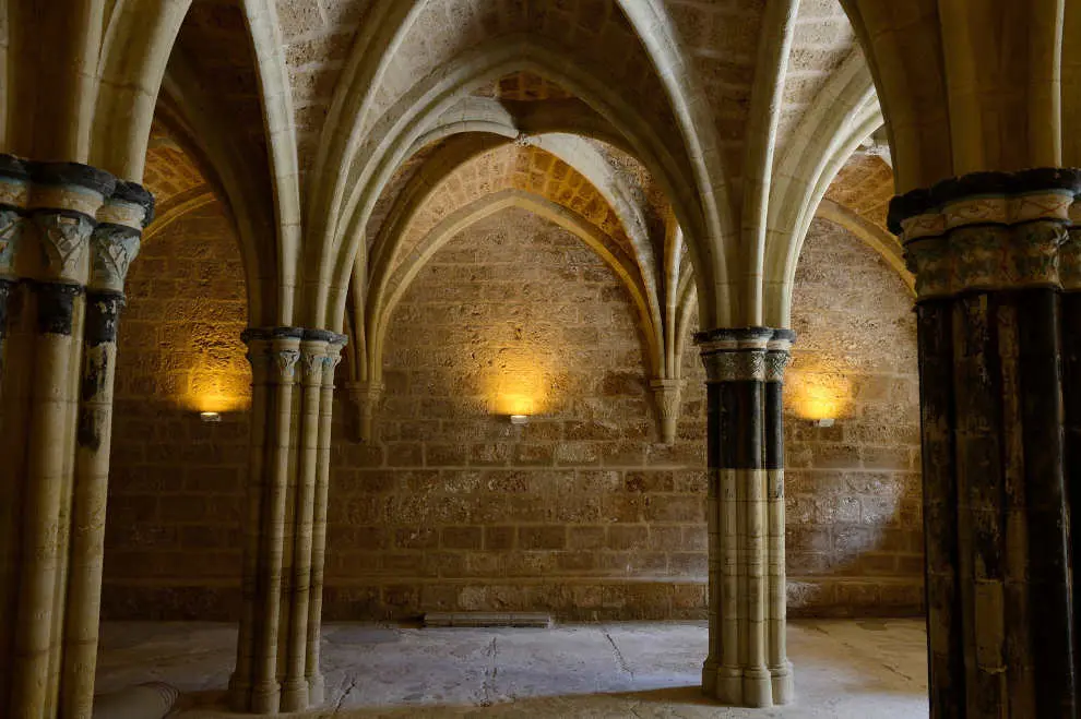 La sala capitular sigue el esquema clásico de los monasterios del Cister.