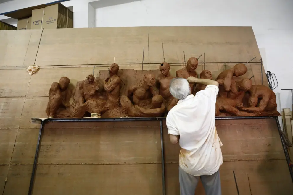 El escultor Jesús Gazol trabaja en el monumento a los zaragozanos anónimos que sufrieron los Sitios.