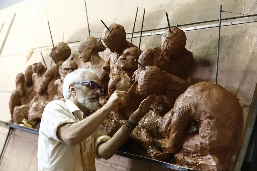 El escultor Jesús Gazol trabaja en el monumento a los zaragozanos anónimos que sufrieron los Sitios.