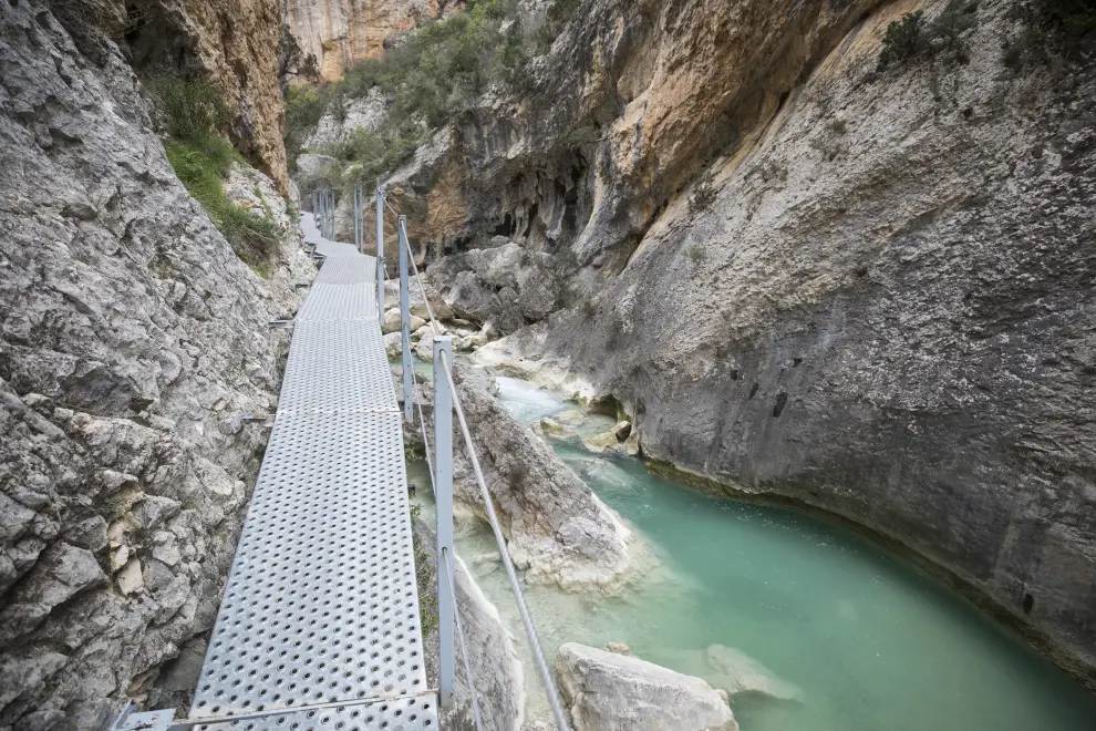 Las pasarelas que recorren el cañón del río Vero en Alquézar (Huesca).