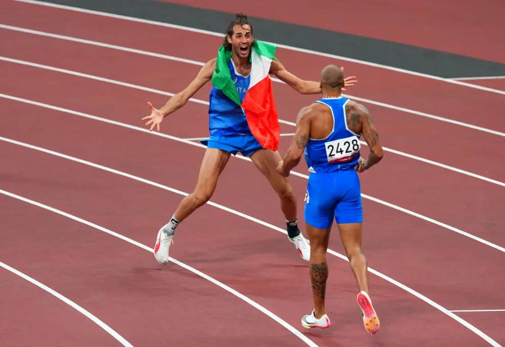 Tokyo 2020 Olympics - Athletics - Mens 100m - Final - OLS - Olympic Stadium, Tokyo, Japan - August 1, 2021. Lamont Marcell Jacobs of Italy celebrates after winning gold with Gianmarco Tamberi of Italy REUTERS/Aleksandra Szmigiel[[[REUTERS VOCENTO]]] OLYMPICS-2020-ATH/M-100M-FNL