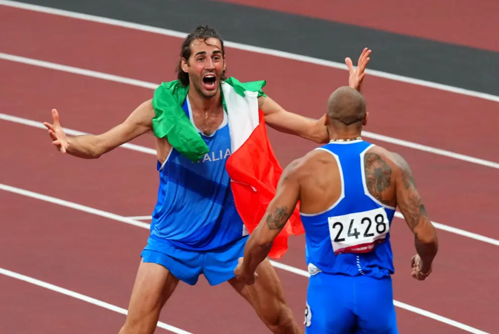 Tokyo 2020 Olympics - Athletics - Mens 100m - Final - OLS - Olympic Stadium, Tokyo, Japan - August 1, 2021. Lamont Marcell Jacobs of Italy celebrates after winning gold with Gianmarco Tamberi of Italy REUTERS/Aleksandra Szmigiel[[[REUTERS VOCENTO]]] OLYMPICS-2020-ATH/M-100M-FNL