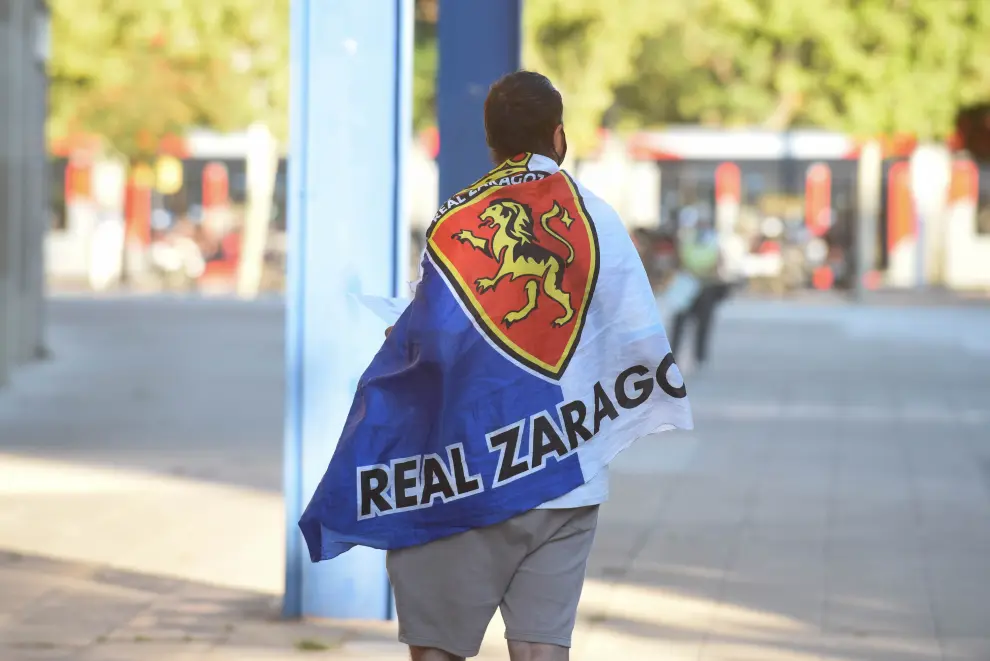 Aficionados en La Romareda para asistir al Trofeo Memorial Carlos Lapetra: Real Zaragoza-Getafe