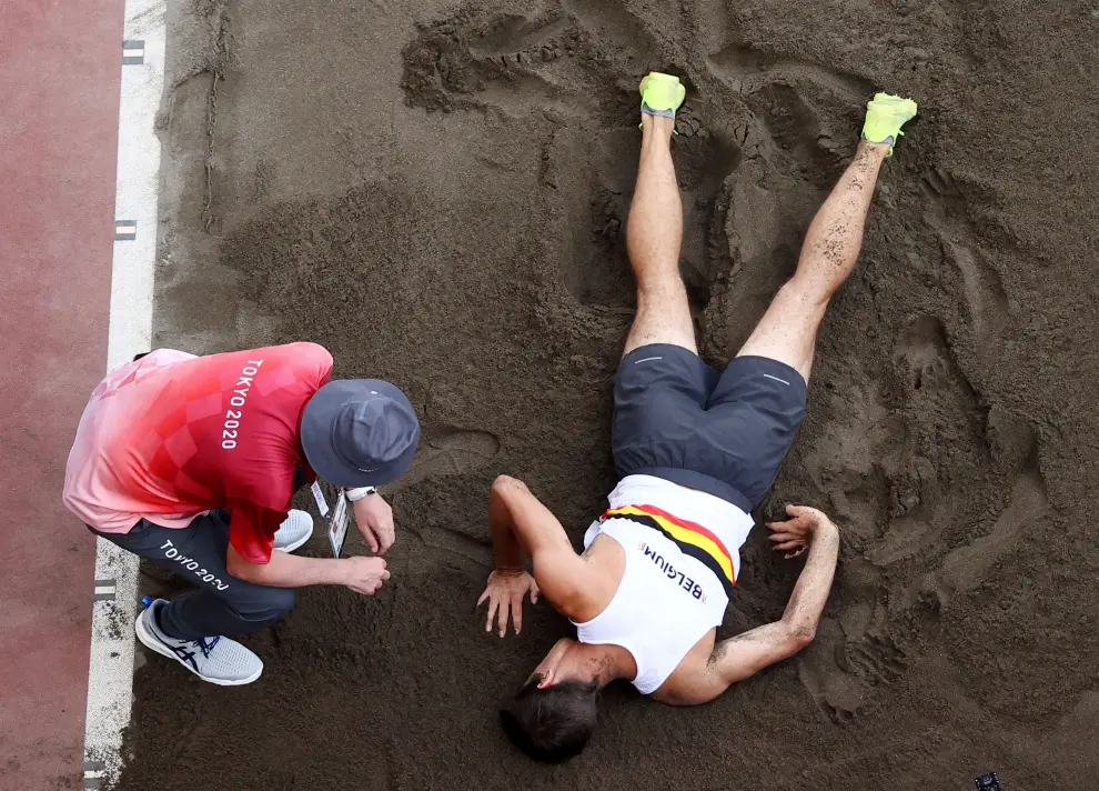 Tokyo 2020 Olympics - Athletics - Mens Long Jump - Decathlon Long Jump - Olympic Stadium, Tokyo, Japan - August 4, 2021. Thomas Van der Plaetsen of Belgium receives medical attention after sustaining an injury REUTERS/Athit Perawongmetha[[[REUTERS VOCENTO]]] OLYMPICS-2020-ATH/M-DECATH-LJ
