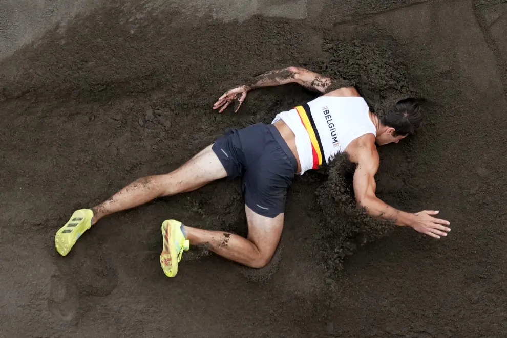 Tokyo 2020 Olympics - Athletics - Mens Long Jump - Decathlon Long Jump - Olympic Stadium, Tokyo, Japan - August 4, 2021. Thomas Van der Plaetsen of Belgium lays face down in the sand pit after sustaining an injury REUTERS/Athit Perawongmetha[[[REUTERS VOCENTO]]] OLYMPICS-2020-ATH/M-DECATH-LJ