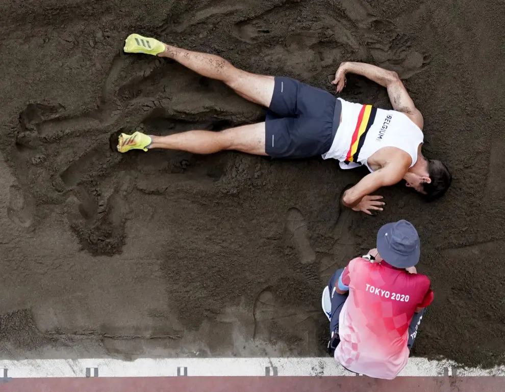 Tokyo 2020 Olympics - Athletics - Mens Long Jump - Decathlon Long Jump - Olympic Stadium, Tokyo, Japan - August 4, 2021. Thomas Van Der Plaetsen of Belgium reacts after sustaining an injury during his jump. REUTERS/Andrew Boyers[[[REUTERS VOCENTO]]] OLYMPICS-2020-ATH/M-DECATH-LJ
