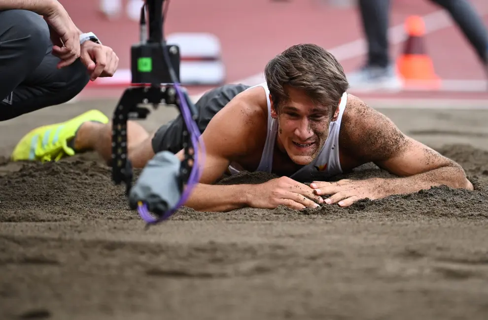 Tokyo 2020 Olympics - Athletics - Mens Long Jump - Decathlon Long Jump - Olympic Stadium, Tokyo, Japan - August 4, 2021. Thomas Van der Plaetsen of Belgium reacts after falling during his jump attempt REUTERS/Dylan Martinez[[[REUTERS VOCENTO]]] OLYMPICS-2020-ATH/M-DECATH-LJ