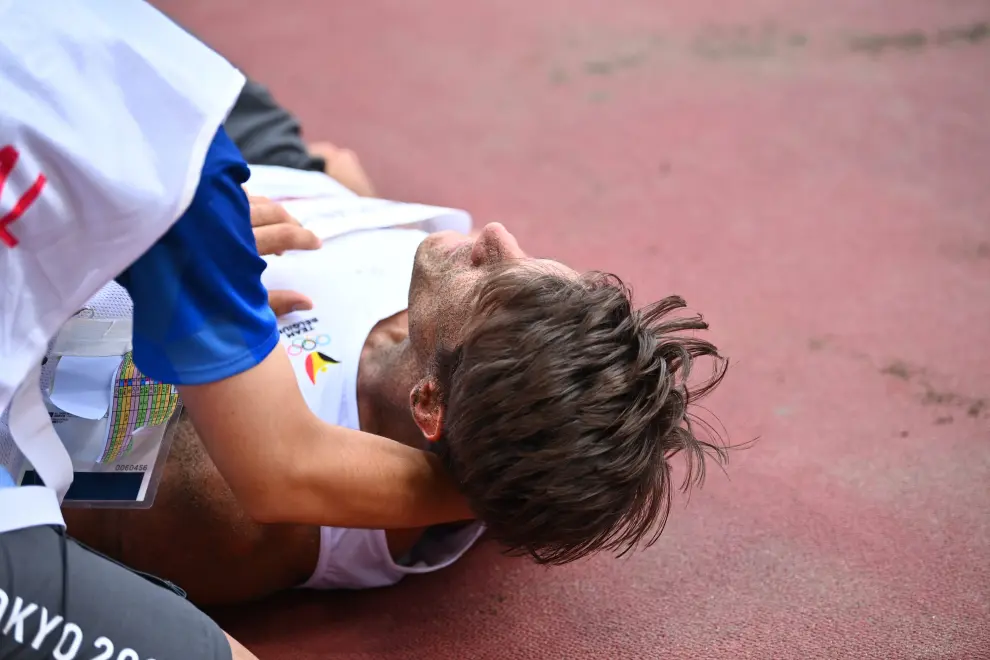 Tokyo 2020 Olympics - Athletics - Mens Long Jump - Decathlon Long Jump - Olympic Stadium, Tokyo, Japan - August 4, 2021. Thomas Van Der Plaetsen of Belgium receives medical attention after sustaining an injury during his jump. REUTERS/Andrew Boyers[[[REUTERS VOCENTO]]] OLYMPICS-2020-ATH/M-DECATH-LJ