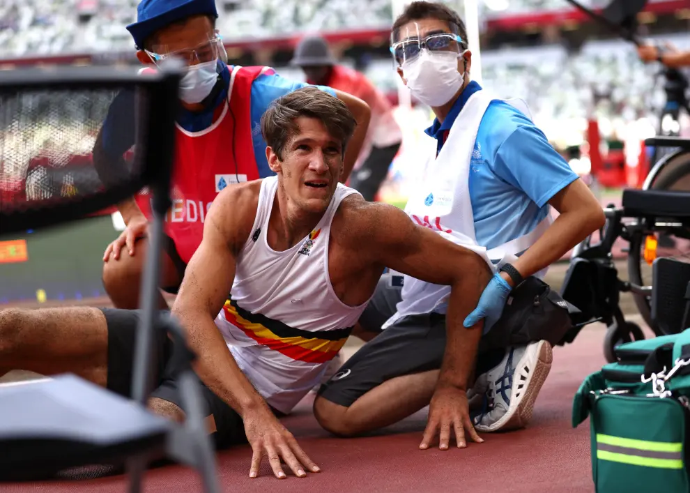 Tokyo 2020 Olympics - Athletics - Mens Long Jump - Decathlon Long Jump - Olympic Stadium, Tokyo, Japan - August 4, 2021. Thomas Van der Plaetsen of Belgium receives medical attention after falling during his jump attempt REUTERS/Dylan Martinez[[[REUTERS VOCENTO]]] OLYMPICS-2020-ATH/M-DECATH-LJ
