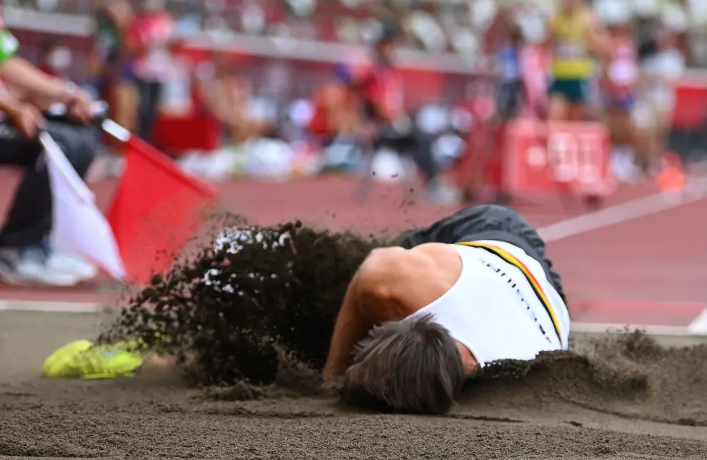 Tokyo 2020 Olympics - Athletics - Mens Long Jump - Decathlon Long Jump - Olympic Stadium, Tokyo, Japan - August 4, 2021. Thomas Van Der Plaetsen of Belgium reacts after sustaining an injury during his jump. REUTERS/Andrew Boyers[[[REUTERS VOCENTO]]] OLYMPICS-2020-ATH/M-DECATH-LJ-B00100