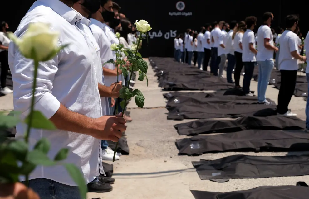 A member of internal security lays flowers as he pays a tribute to the victims of last years Beirut port, as the country marks one-year anniversary of the port explosion, at Port of Beirut, Lebanon August 4, 2021. REUTERS/Mohamed Azakir[[[REUTERS VOCENTO]]] LEBANON-BLAST/ANNIVERSARY