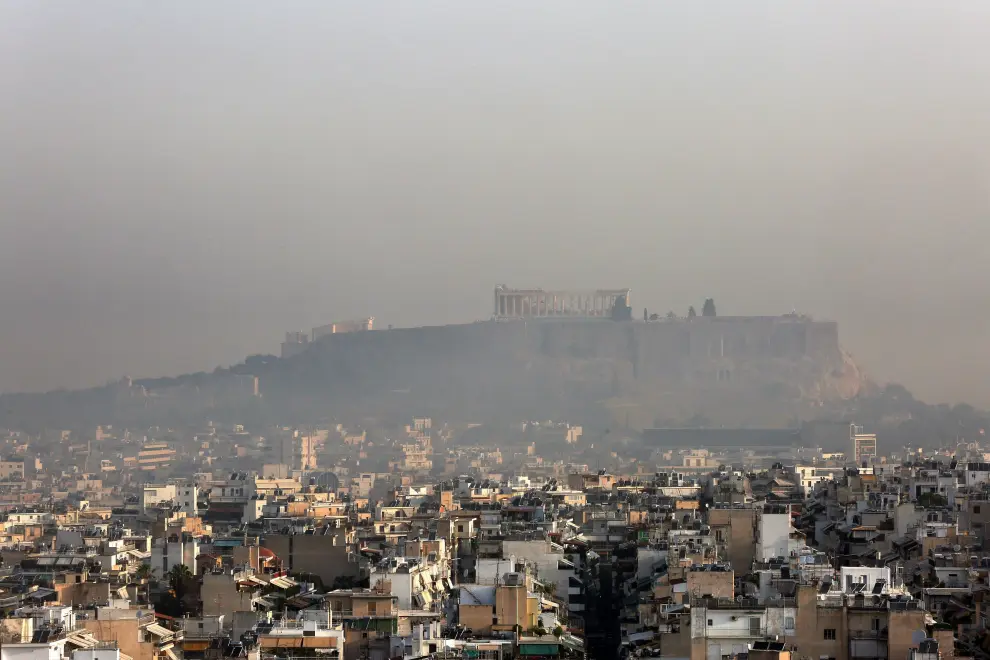 Athens (Greece), 04/08/2021.- The famous Acropolis of Athens is obscured by thick smoke due to the major fire in Varybobi, Athens, Greece, 04 August 2021. Air quality in many areas of Athens will be extremely poor these days due to the high concentrations of fine particulate matter (PM) - tiny particles with a diameter of less than 2.5 microns that can penetrate the respiratory system and affect the heart and lungs - released by the major fire in Varybobi. According to the National Observatory of Athens (NOA), Attica residents in the areas where PM 2.5 readings are very high should avoid going outdoors and keep also doors and windows tightly shut. If they have to go out, they should wear a high-protection mask (N95, KN95 or FFP2) that provides protection from fine particulate matter. (Incendio, Grecia, Atenas) EFE/EPA/ORESTIS PANAGIOTOU GREECE WILDFIRES