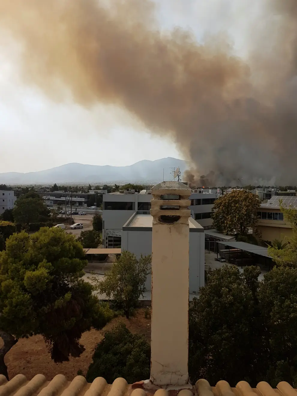 Smoke rising from a wildfire is seen from Kifisia, northern suburb of Athens, Greece, August 3, 2021. Picture taken August 3, 2021. Fotis Chormovitis via REUTERS THIS IMAGE HAS BEEN SUPPLIED BY A THIRD PARTY. MANDATORY CREDIT.[[[REUTERS VOCENTO]]] EUROPE-WEATHER/GREECE-WILDFIRES