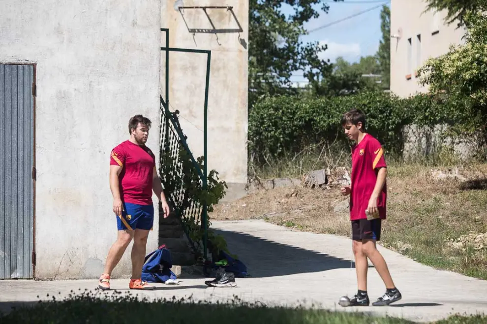 Juan y Javier Díaz, atletas grausinos del F. Barcelona, en el campo de entrenamiento