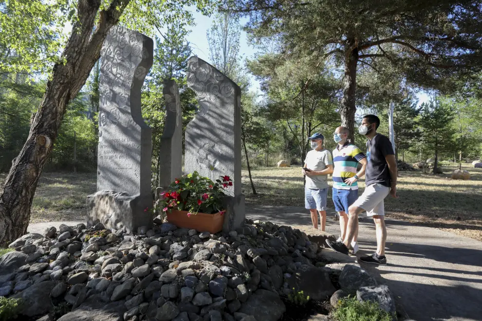 Pere Espinosa y sus dos hijos, Oriol (con camiseta azul) y Arnau (con polo de rayas), supervivientes de la riada de Biescas en la que murió la madre, este viernes en el memorial.