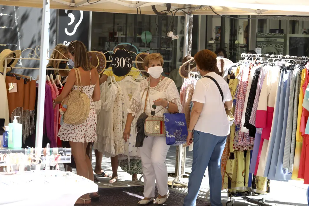 Un total de 35 establecimientos de Huesca participan este viernes en el Green Friday para rematar las rebajas del verano.