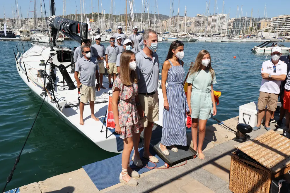 Los Reyes y sus hijas con Joan Cardona, este sábado en Palma de Mallorca.