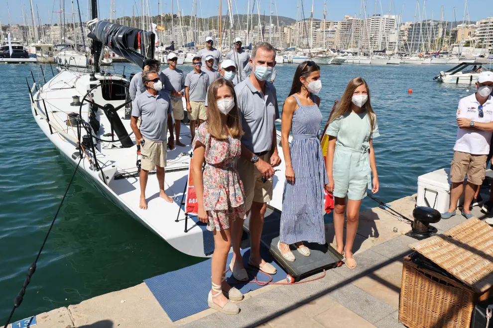 Los Reyes y sus hijas con Joan Cardona, este sábado en Palma de Mallorca.