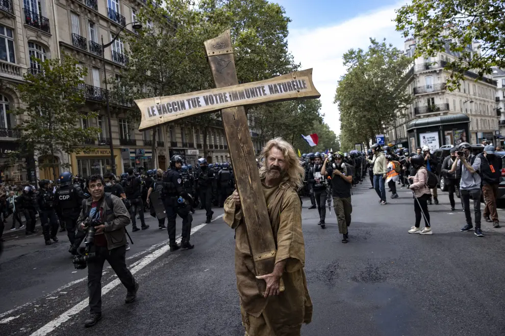 Cuarto sábado consecutivo de protestas en Francia contra el pasaporte covid y el conjunto de medidas aprobadas por el Gobierno para frenar la pandemia.