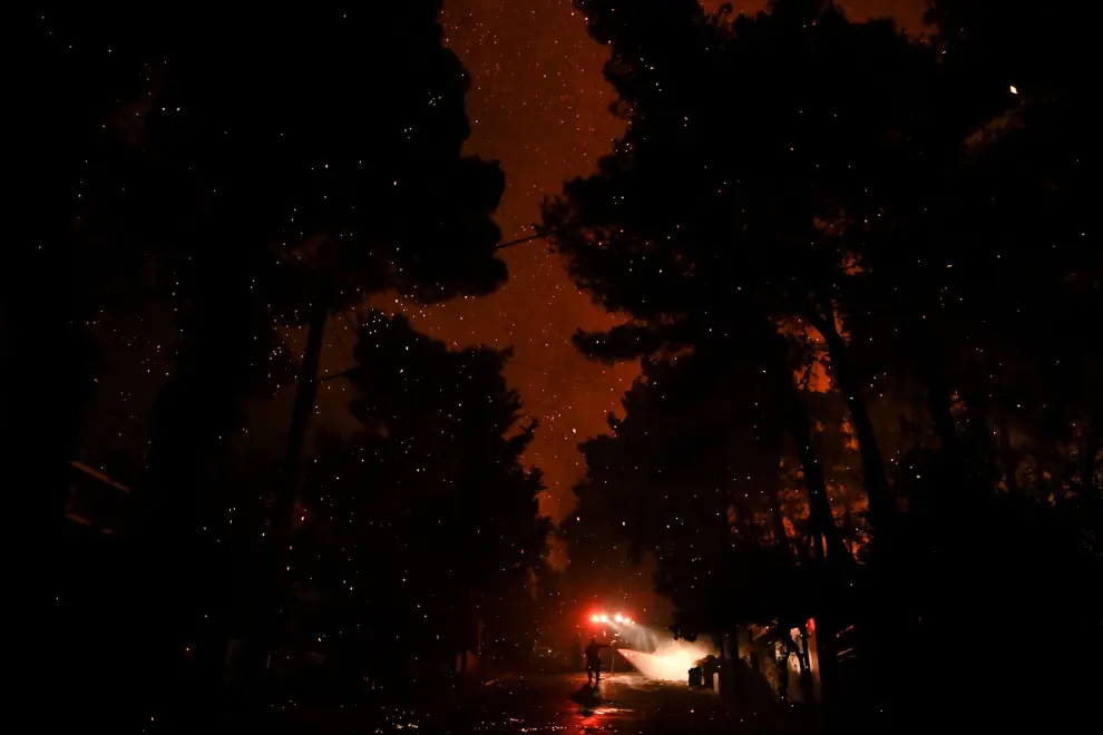 El fuego ha arrasado miles de hectáreas forestales y obligado a la evacuación de miles de personas en Grecia.