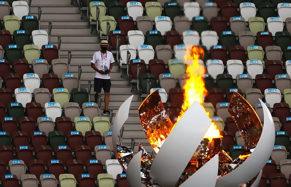 Tokyo 2020 Olympics - The Tokyo 2020 Olympics Closing Ceremony - Olympic Stadium, Tokyo, Japan - August 8, 2021. General view of the olympic torch before the closing ceremony REUTERS/Carlos Barria[[[REUTERS VOCENTO]]] OLYMPICS-2020-CEREMONY/CLOSING