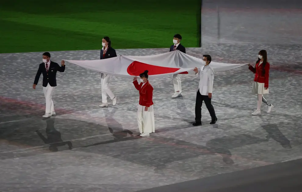 Tokyo 2020 Olympics - The Tokyo 2020 Olympics Closing Ceremony - Olympic Stadium, Tokyo, Japan - August 8, 2021. The flag of Japan is carried during the closing ceremony REUTERS/Molly Darlington[[[REUTERS VOCENTO]]] OLYMPICS-2020-CEREMONY/CLOSING