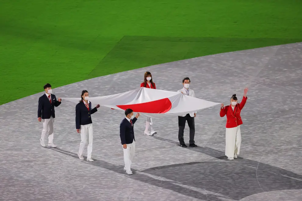 Tokyo 2020 Olympics - The Tokyo 2020 Olympics Closing Ceremony - Olympic Stadium, Tokyo, Japan - August 8, 2021. The flag of Japan is carried during the closing ceremony REUTERS/Maxim Shemetov[[[REUTERS VOCENTO]]] OLYMPICS-2020-CEREMONY/CLOSING