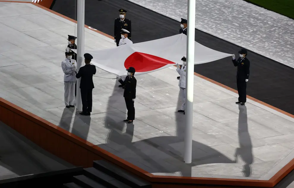 Tokyo 2020 Olympics - The Tokyo 2020 Olympics Closing Ceremony - Olympic Stadium, Tokyo, Japan - August 8, 2021. The national flag of Japan is carried into the stadium during the closing ceremony REUTERS/Toby Melville[[[REUTERS VOCENTO]]] OLYMPICS-2020-CEREMONY/CLOSING