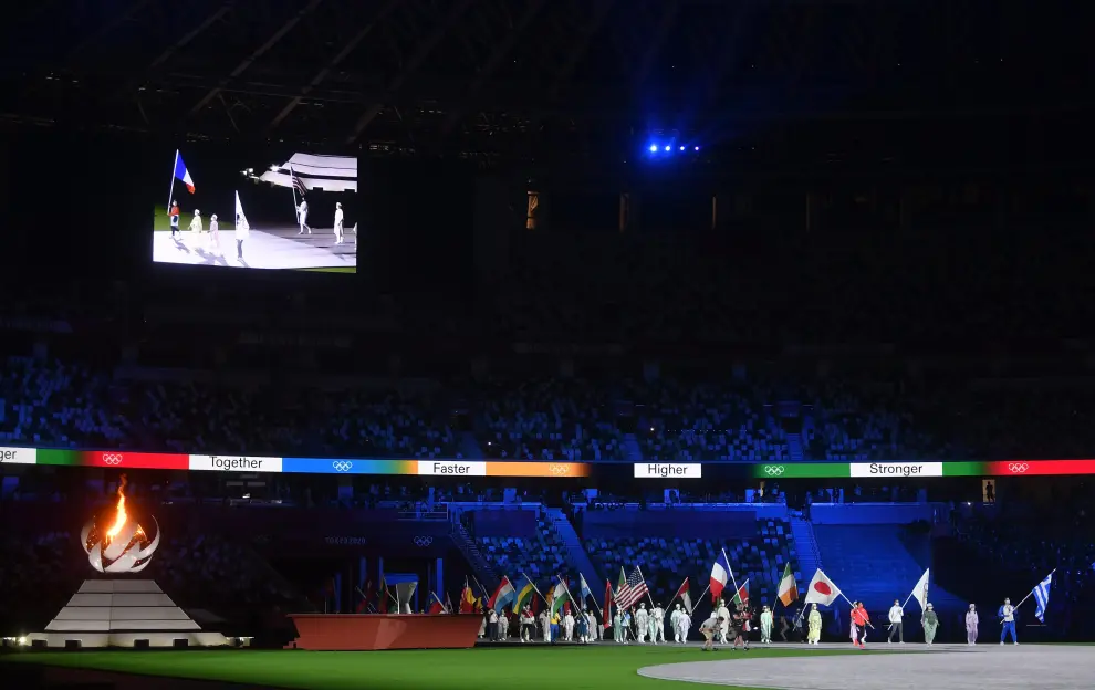 Tokyo 2020 Olympics - The Tokyo 2020 Olympics Closing Ceremony - Olympic Stadium, Tokyo, Japan - August 8, 2021. The Japanese flag flies next to the Olympic flag at the beginning of the ceremony REUTERS/Bernadett Szabo[[[REUTERS VOCENTO]]] OLYMPICS-2020-CEREMONY/CLOSING
