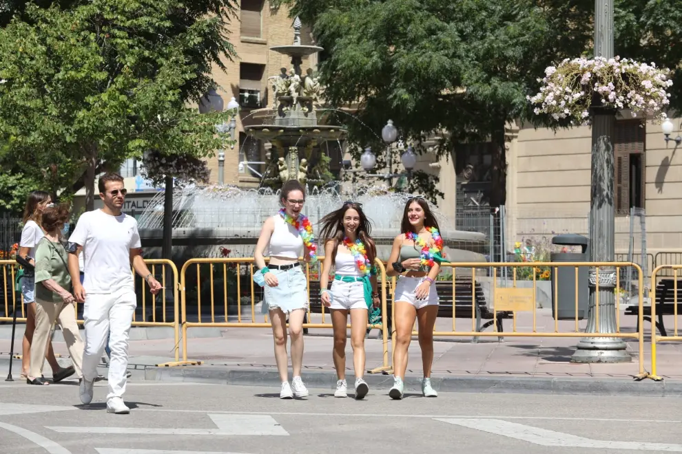 La ciudad de Huesca ha despertado este primer día de las 'no fiestas' de San Lorenzo vestida de blanco y verde, oliendo a albahaca y con la mascarilla como nuevo complemento laurentino.