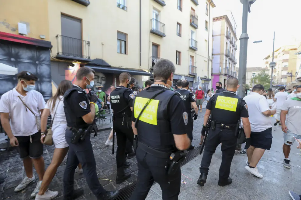 La Policía Nacional y Policía Local trataron de dispersar aglomeraciones en el Tubo de Huesca. Otras zonas de ocio tuvieron una gran afluencia por la tarde.