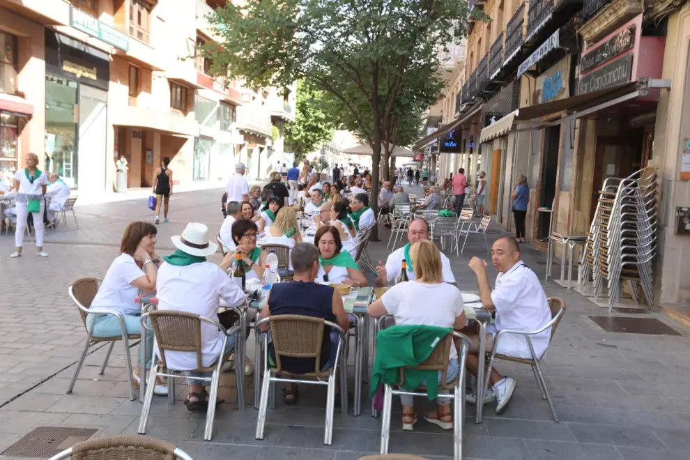 Ambiente en los almuerzos del primer día de no fiestas en Huesca.