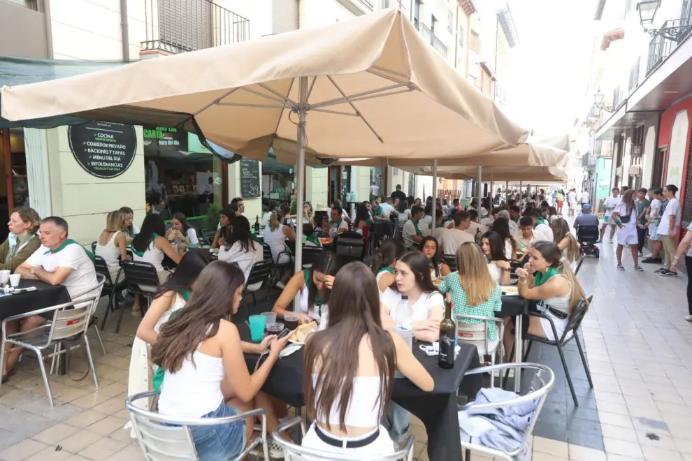 Ambiente en los almuerzos del primer día de no fiestas en Huesca.