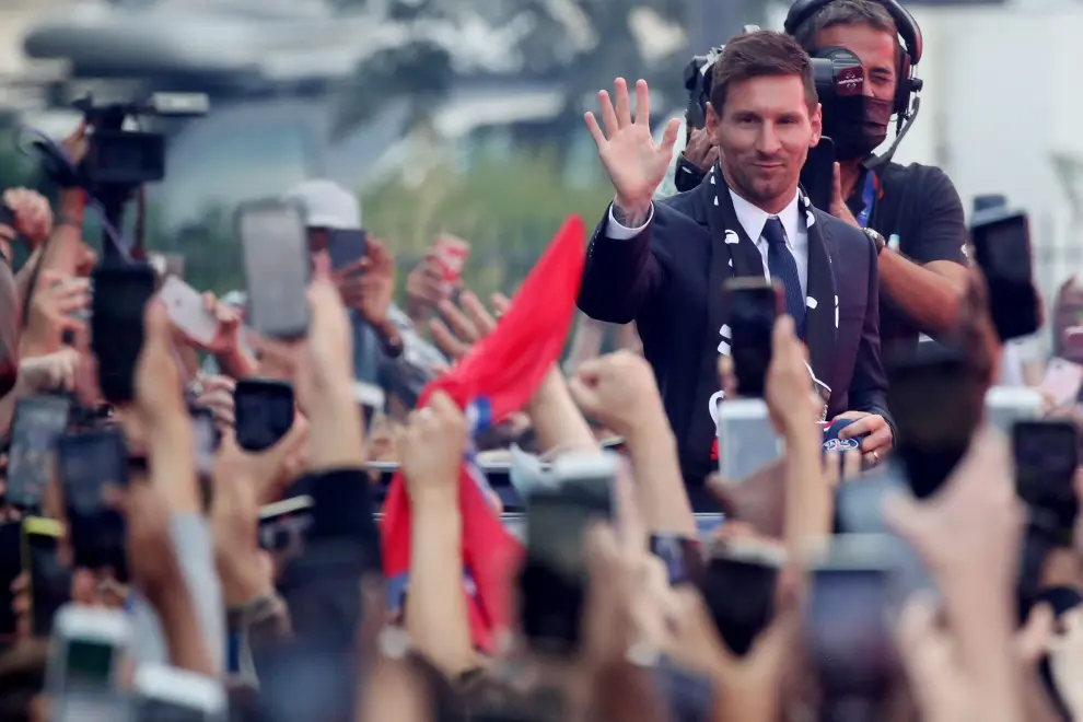 Soccer Football - Lionel Messi Press Conference after signing for Paris St Germain - Parc des Princes, Paris, France - August 11, 2021 Paris St Germains Lionel Messi gestures to fans outside the stadium after the press conference REUTERS/Yves Herman[[[REUTERS VOCENTO]]] SOCCER-MESSI/
