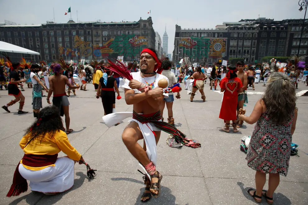 A man wearing a traditional costume dances to mark the 500th anniversary of the Fall of Tenochtitlan, at Zocalo square in downtown Mexico City, Mexico August 13, 2021. REUTERS/Gustavo Graf[[[REUTERS VOCENTO]]] MEXICO-ANNIVERSARY/