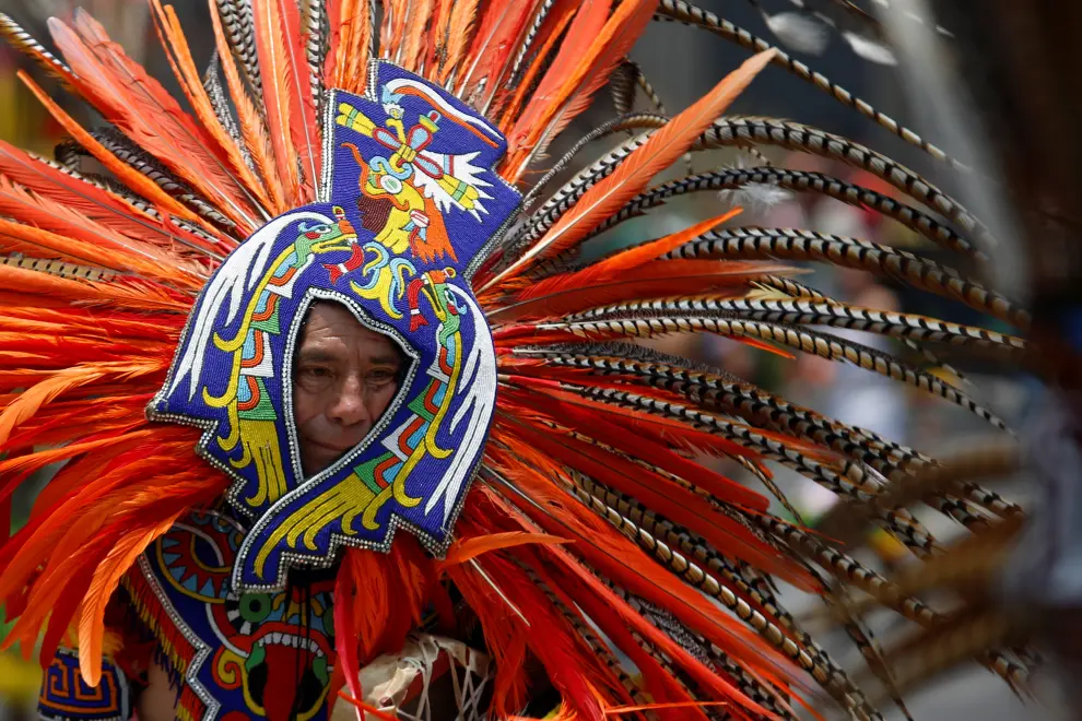 People wearing traditional costumes dance to mark the 500th anniversary of the Fall of Tenochtitlan, at Zocalo square in downtown Mexico City, Mexico August 13, 2021. REUTERS/Gustavo Graf[[[REUTERS VOCENTO]]] MEXICO-ANNIVERSARY/