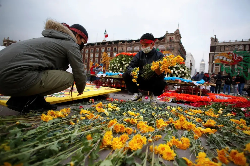 People arrange flowers for an offering to mark the 500th anniversary of the Fall of Tenochtitlan, at Zocalo square in downtown Mexico City, Mexico August 13, 2021. REUTERS/Gustavo Graf[[[REUTERS VOCENTO]]] MEXICO-ANNIVERSARY/